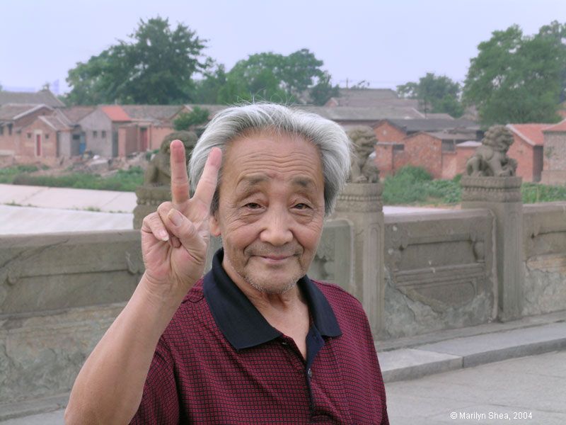 Veteran of Anti-Japanese war sends peace sign to America