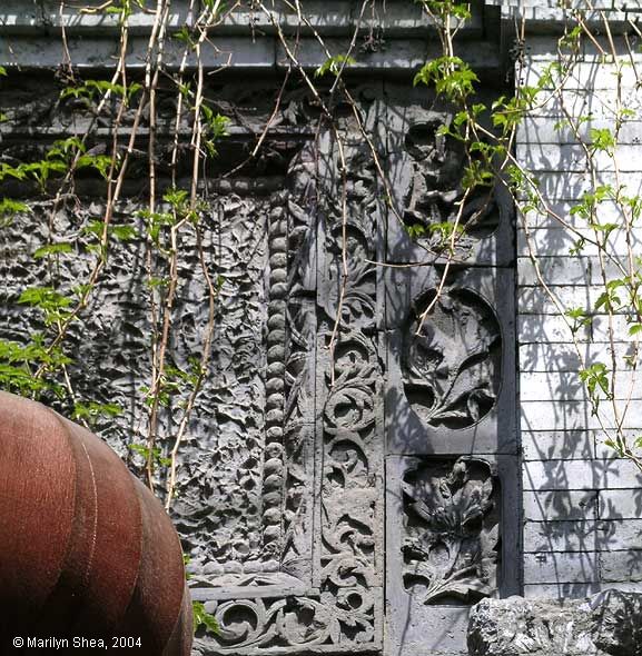 decorative relif above doorway on Xidongmochang Jie 西打磨厂街