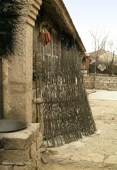 Gate made of branches woven onto three straight limbs