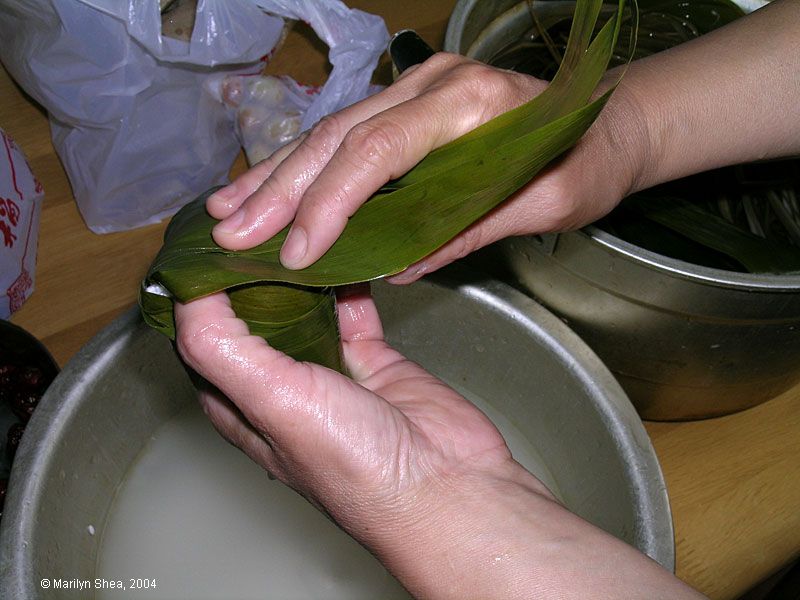 making a triangular package for the Zongzi 粽子