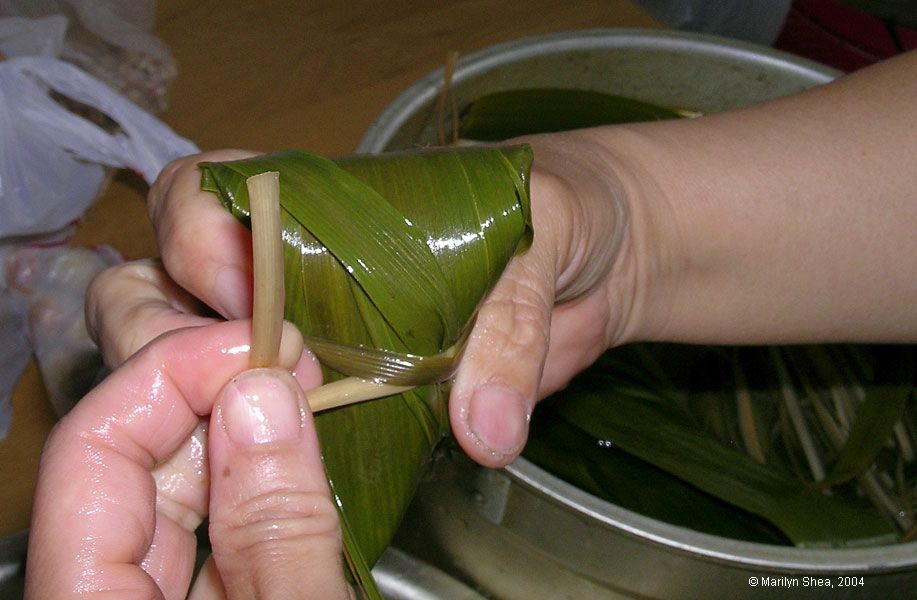 tieing the Zongzi 粽子 with one hand