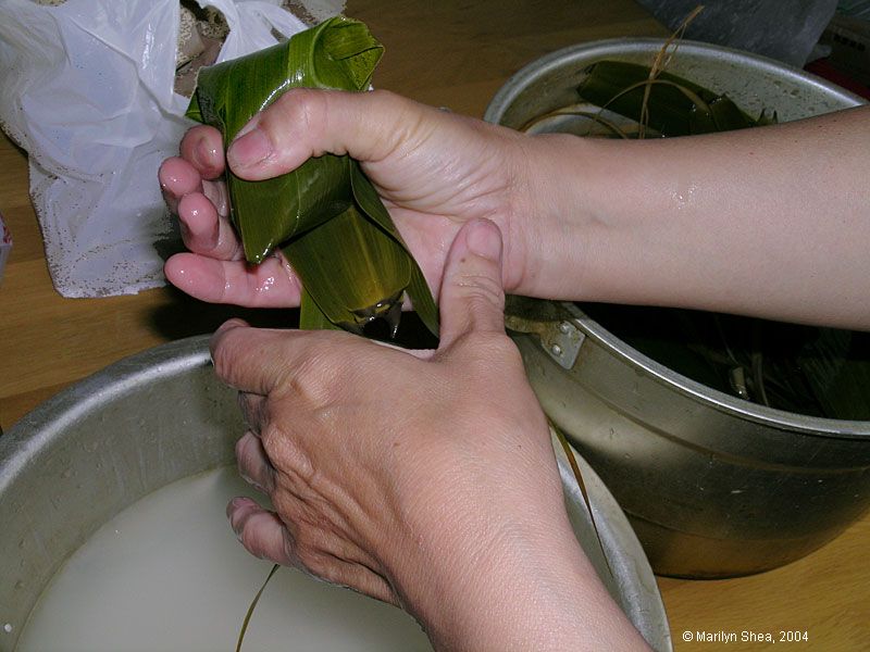 wrapping the Zongzi 粽子 firmly