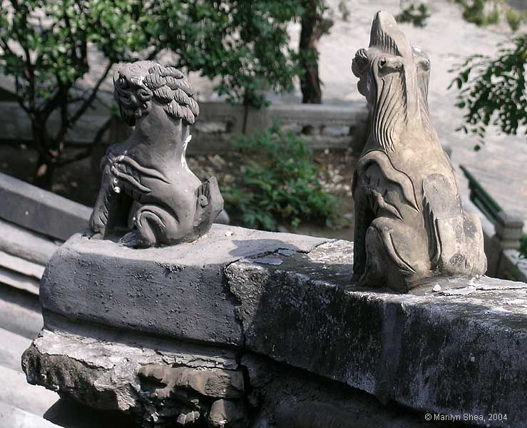 Mythical beasts on the roof of San Qing Temple 三清阁