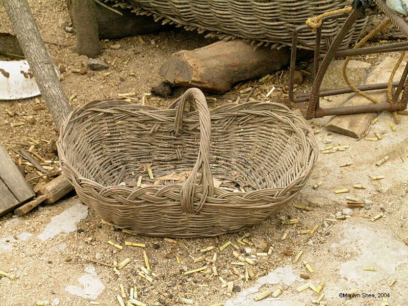 Large oval basket with a handle