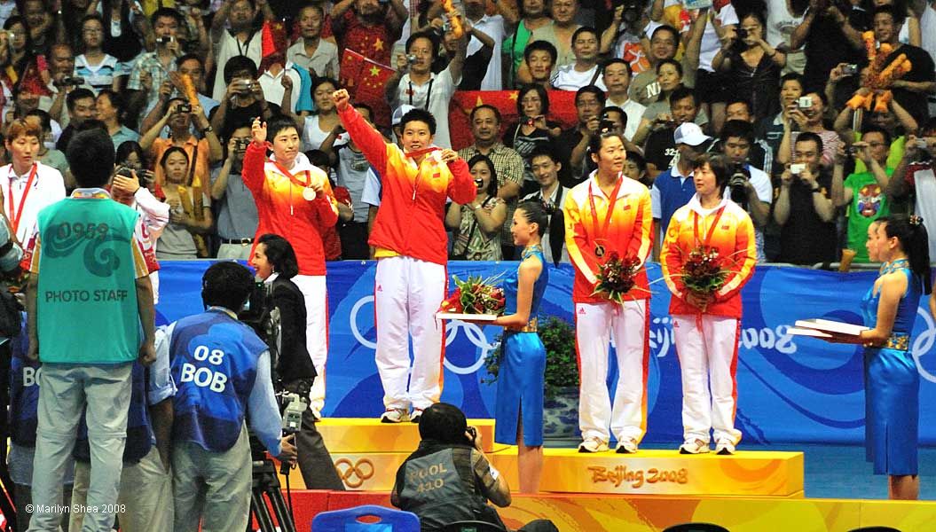 Yu Yang 于洋 (Yú Yáng) and Du Jing 杜婧 hold up gold medals